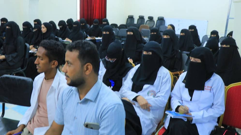 تدشين دورة تدريبية نوعية لتعزيز مهارات أطباء الأسنان في التعامل مع الأدوية بهيئة مستشفى الثورة بالحديدة