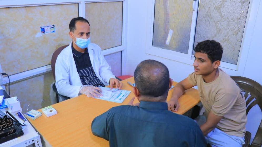 لليوم الثالث هيئة مستشفى الثورة بالحديدة تُواصل تنظيم المخيم الطبي المجاني لأمراض العمود الفقري