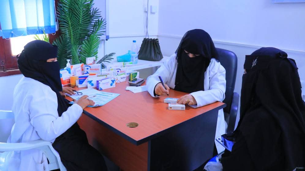 هيئة مستشفى الثورة بالحديدة تدّشن مخيمًا طبيًا لمرضى القلب والضغط والسكري