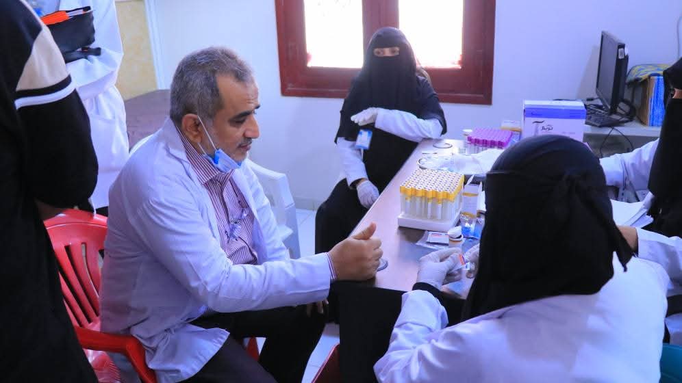 هيئة مستشفى الثورة بالحديدة تدّشن مخيمًا طبيًا لمرضى القلب والضغط والسكري