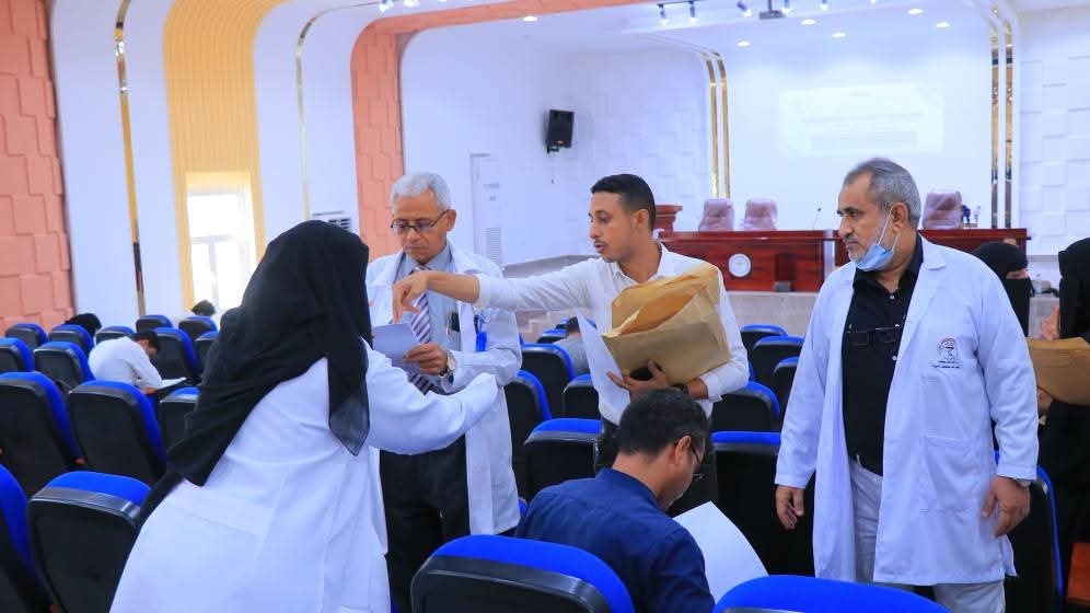 إجراء امتحان القبول لطلاب الزمالة اليمنية بفرع مجلس الاختصاصات الطبية بالحديدة
