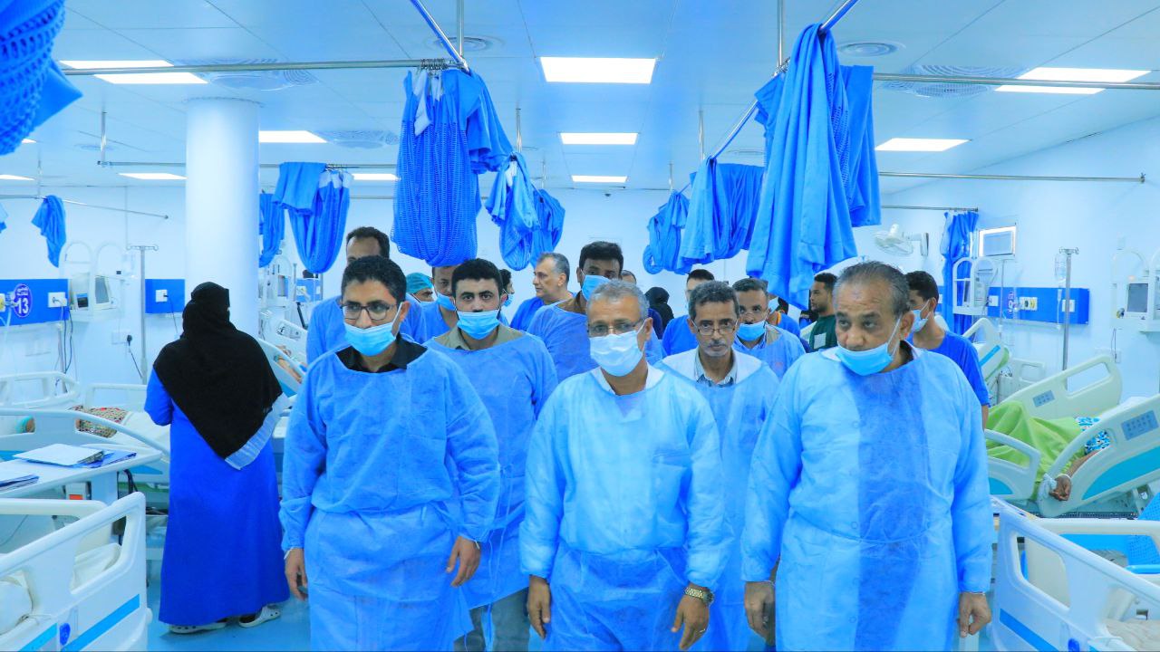 وكيل وزارة الصحة يطلّع على سير العمل في هيئة مستشفى الثورة بالحديدة