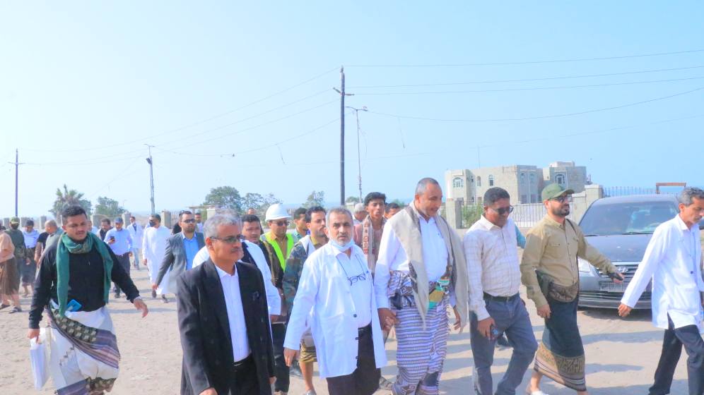 محافظ الحديدة ونائب وزير الصحة يفتتحان مشاريع طبية جديدة بهيئة مستشفى الثورة